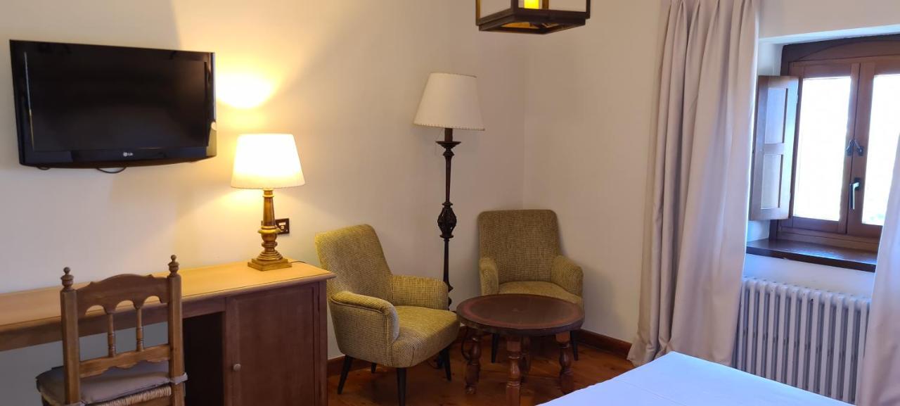 נאבארדונדה דה גרדוס Parador De Gredos מראה חיצוני תמונה