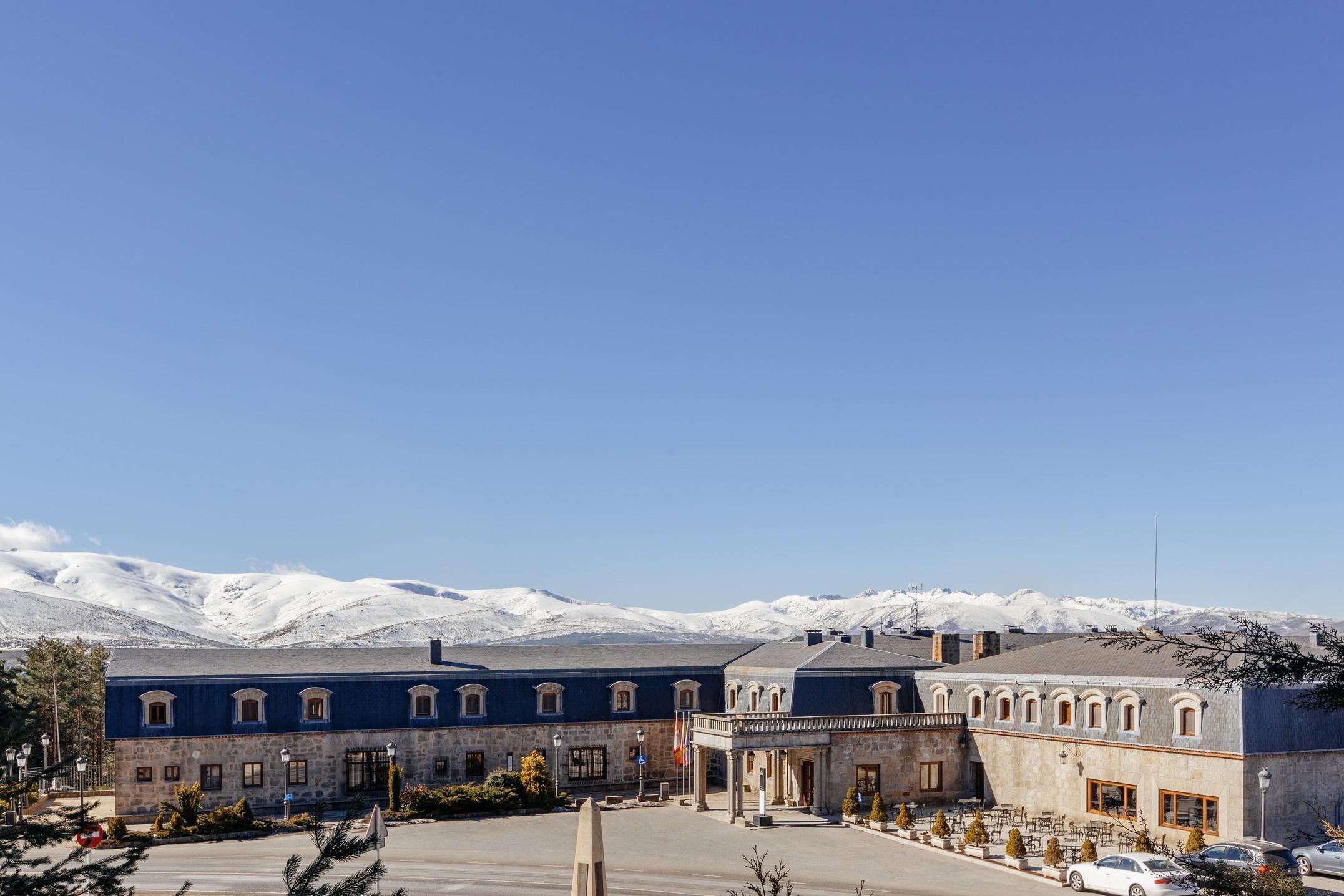 נאבארדונדה דה גרדוס Parador De Gredos מראה חיצוני תמונה
