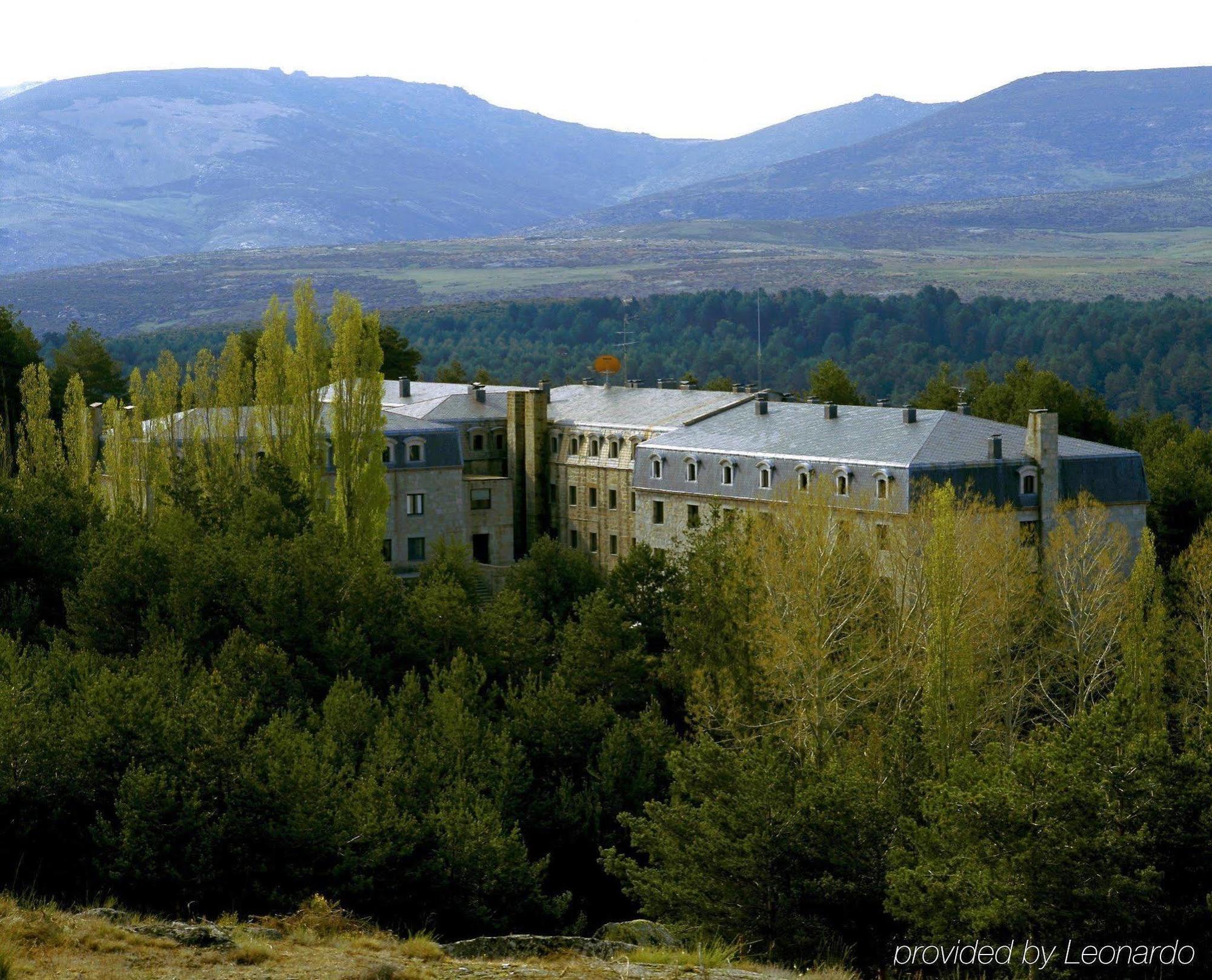 נאבארדונדה דה גרדוס Parador De Gredos מראה חיצוני תמונה